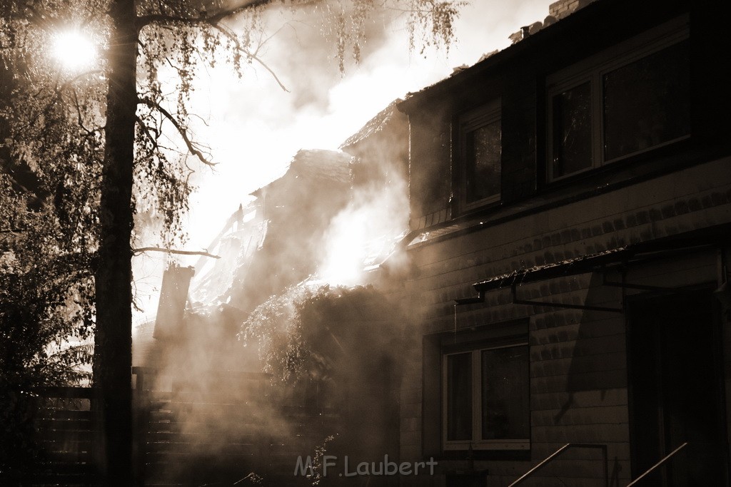 Grossfeuer Einfamilienhaus Siegburg Muehlengrabenstr P0329.JPG - Miklos Laubert